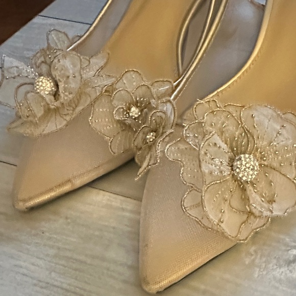 Betsey Johnson Petra Sz 10 Gold Floral Embellished Block Heels - Picture 6 of 11